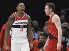 Bradley Beal z Washingtonu se raduje z jedné ze svých tref, v Portlandu...