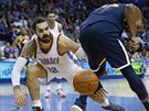 Steven Adams (vlevo) z Oklahoma City a Derrick Favors z Utahu sledují mí...