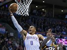 Russell Westbrook (vlevo) z Oklahoma City donesl mí do koe Utahu pes...