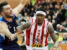 Pardubický basketbalista Dominez Burnett (vpravo) útoí kolem Adama íe z...