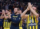 Basketbalisté Fenerbahce slaví výhru v Barcelon. Zleva Marko Guduri, Sinan...