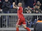 Arturo Vidal z Bayernu Mnichov slaví gól v duelu proti Hannoveru.