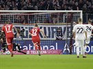 Branká Bayernu Mnichov Sven Ulreich chytá penaltu Niclasi Füllkrugovi (vpravo)...