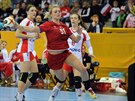 eská házenkáka Markéta Jeábková u míe v utkání proti Polsku.