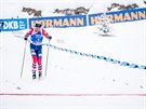 VÍTZ. Norský biatlonista Johannes Thingnes Bö vítzoslavn míí do cíle...