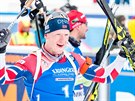 Norský biatlonista Johannes Thingnes Bö slaví v cíli stíhacího závodu v...