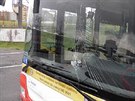 Rozbité pední okno mosteckého autobusu.