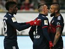 Fotbalisté Bayernu Mnichov slaví gól. Zleva Kingsley Coman, Franck Ribéry a...