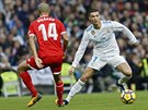 Cristiano Ronaldo z Realu klikuje ped Guidem Pizarrem ze Sevilly.