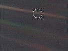 Pohled na zemkouli ve výezu z paluby sondy Voyager 1 v roce 2011.