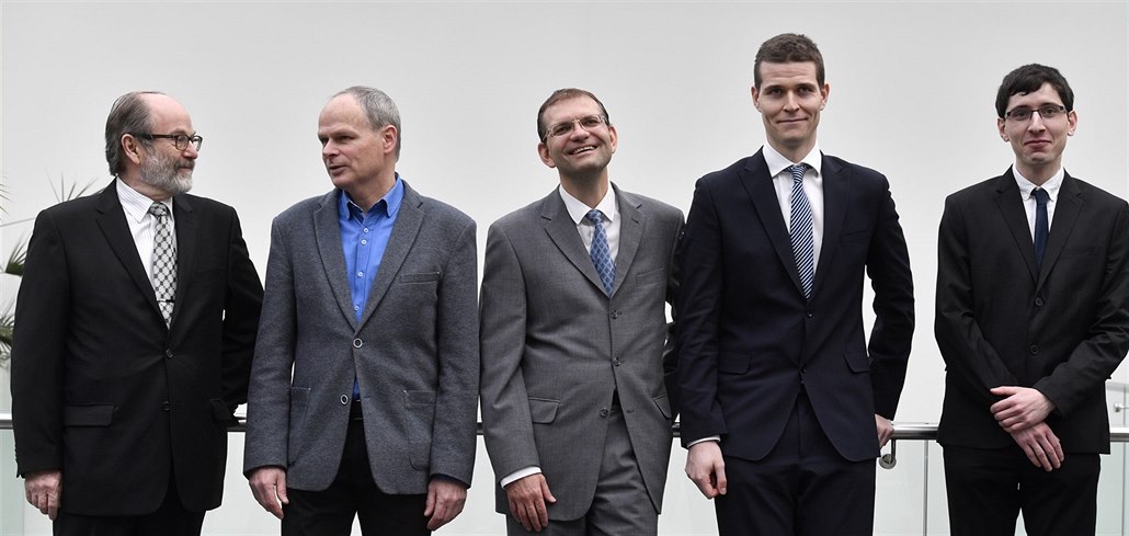 Laureáti 16. ro�níku sout�e �eská hlava pózují pro fotografy na tiskové...