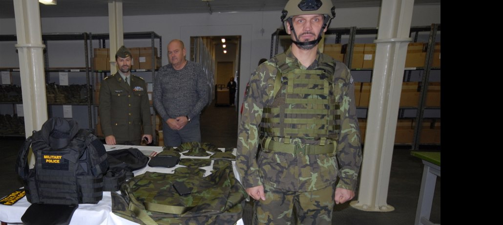 Armáda dostala první dodávku nových balistických vest, bude jich 5 500 -  iDNES.cz