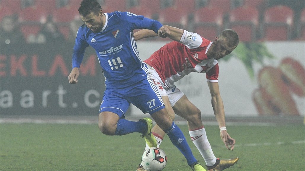 Milan Baroš v souboji s Tomášem Součkem v utkání Baníku Ostrava se Slavií.