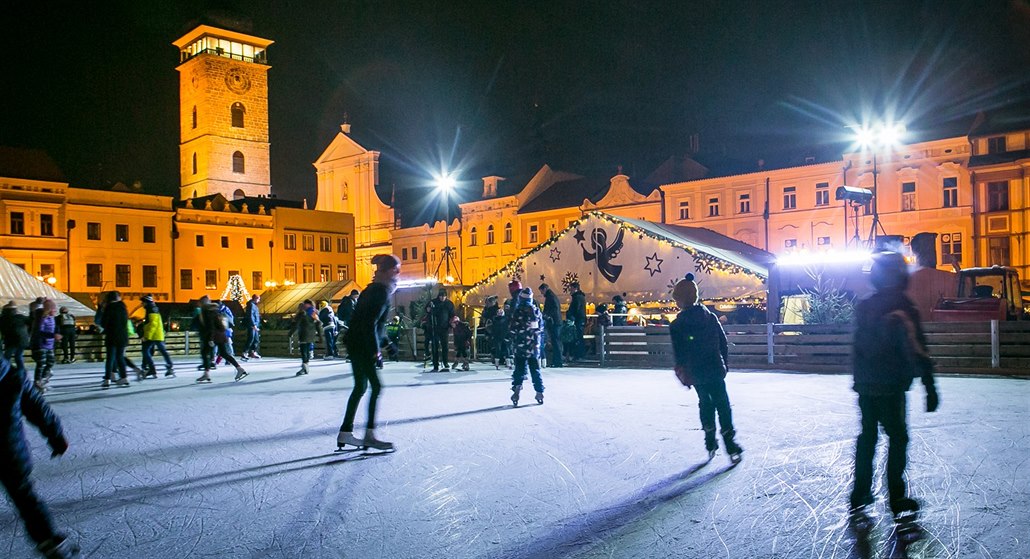 Ledové kluziště v předchozích letech dodávalo adventním trhům na náměstí zimní atmosféru.