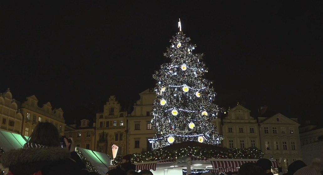 Na Staroměstském náměstí rozsvítili vánoční strom, hrála Má vlast - iDNES.cz