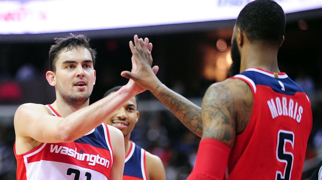 Tomá� Satoranský (vlevo) a Markieff Morris z Washingtonu oslavují akci v zápase...