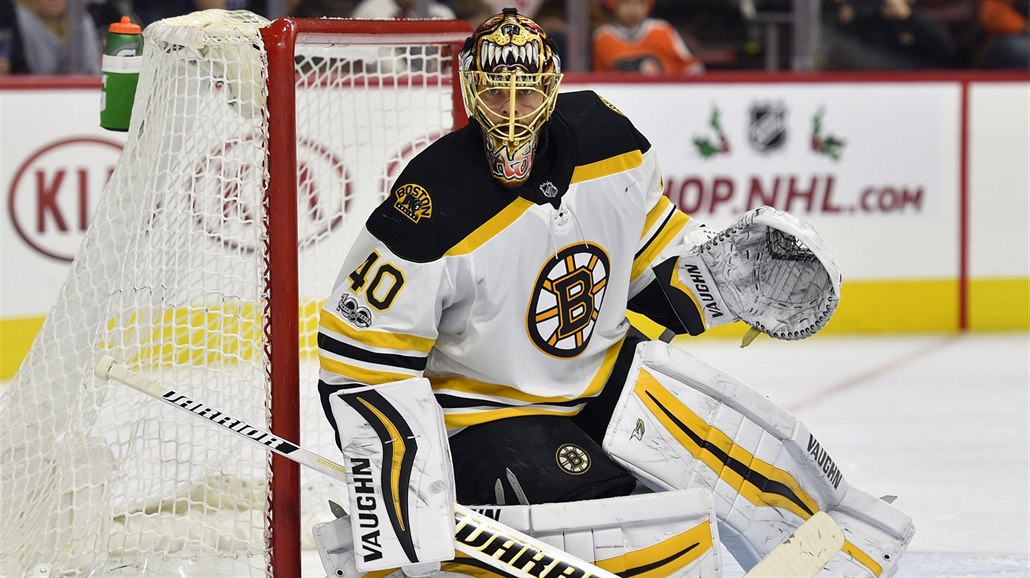 Gólman Bostonu Tuukka Rask bedliv� pozoruje situaci.