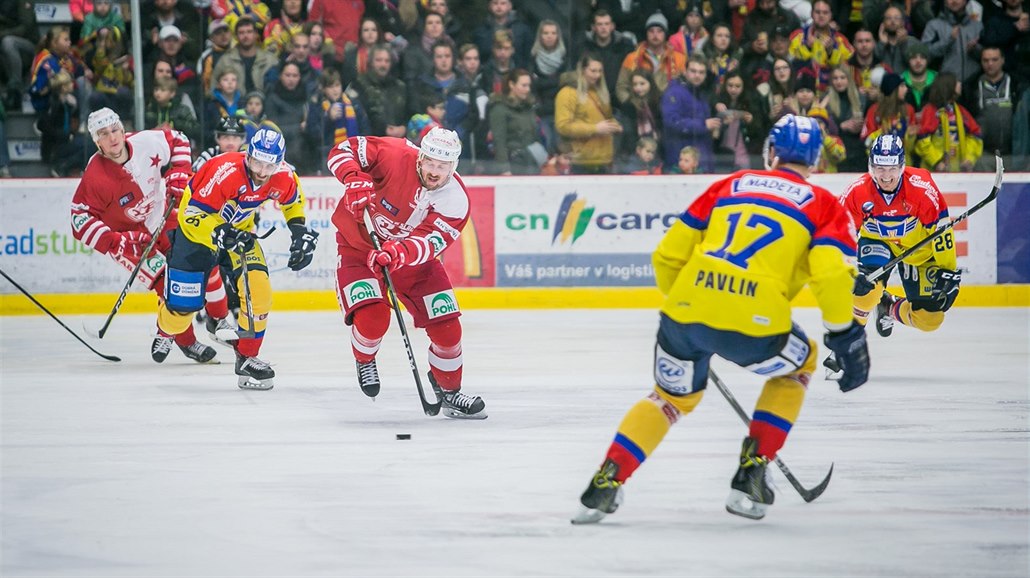 Momentka z prvoligového duelu hokejist� �eských Bud�jovic (�lutá) a Slavie