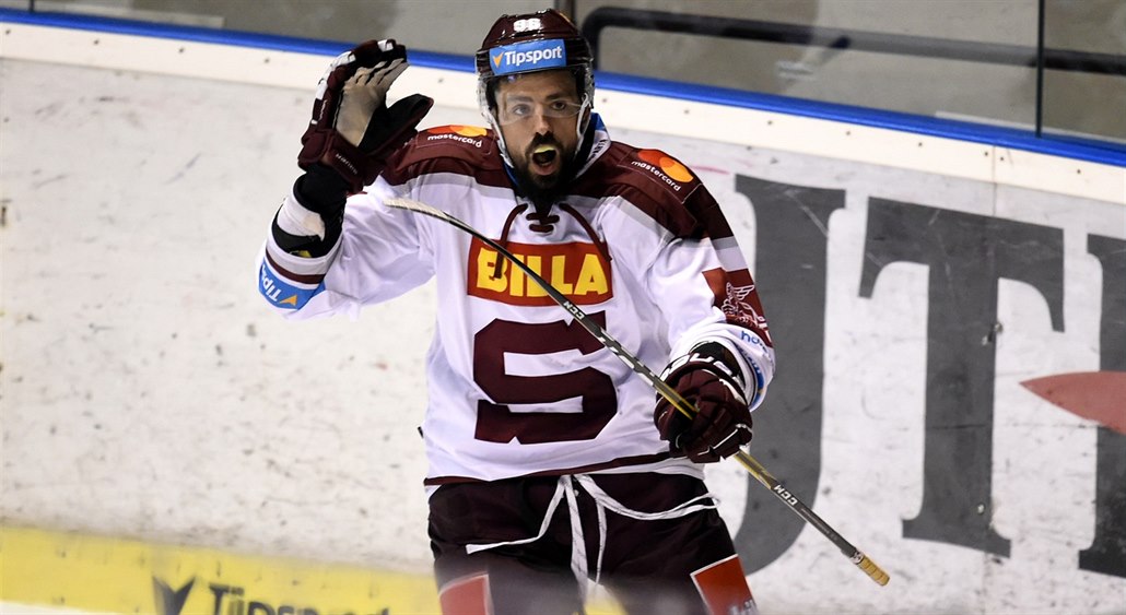 Richard Jar��ek ze Sparty se raduje z gólu.