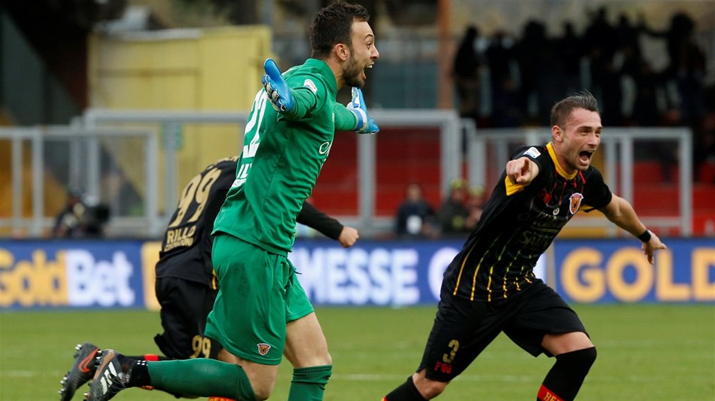GÓLMAN ST�ELEC. Alberto Brignoli se raduje z branky, kterou v páté minut�...