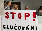 Studenti protestují proti slučování středních škol v Královéhradeckém kraji...
