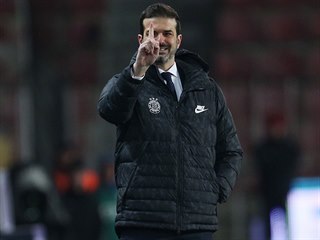 Trenér Sparty Andrea Stramaccioni gestikuluje během zápasu s Mladou Boleslaví.