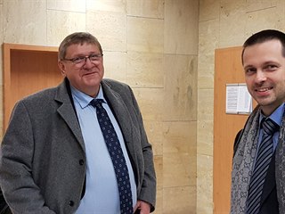 Bývalý zastupitel a podnikatel Jiří Zelenka (vlevo) čelí obžalobě za pomluvu.