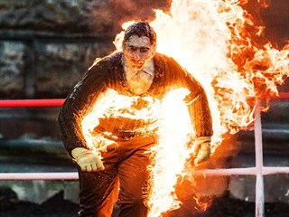 Kaskadér při natáčení scény sebeupálení pro film Jan Palach