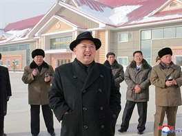 Severokorejsk vdce Kim ong-un na inspekci tovrny na bramborovou mouku v...