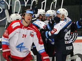 Plzeňští hokejisté se radují z gólu v utkání proti Olomouci