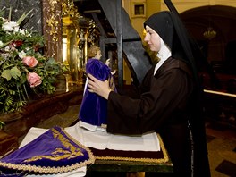 V kadém liturgickém období oblékají sestry Jeíka do rzných odv.  