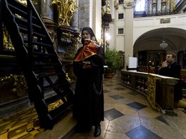 Sestry karmelitky oblékají Jezulátko podle rzných liturgických období daných...