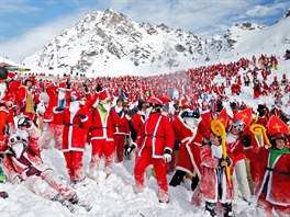 SNHOVÉ SLAVNOSTI. Lidé obleeni jako Santa Claus si uívají sníh bhem dne Sv....