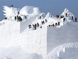 PÍPRAVY VRCHOLÍ. Lidé pipravují snhovou sochu pro výstavu Snow Sculputure...