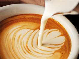 Líbí se vám obrázky, které na kávu maluje nalehaným mlékem barista ve vaí...