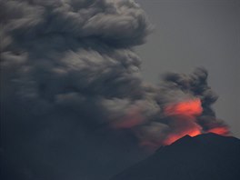 LÁVOVÁ ZÁE. Sopka Agung o sob dala opt vdt. Záe lávy v kráteru se odráí...