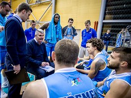 Predrag Benek vede time-out basketbalist Olomoucka.