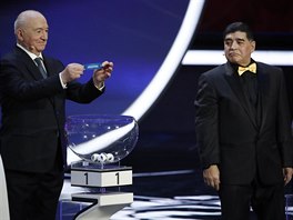 HMMM. Argentinec Diego Maradona sleduje, kterak Nikita Simonjan vylosoval jeho...