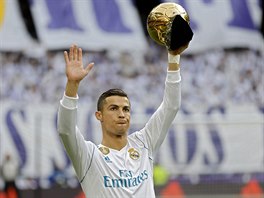 PÁTÝ. Cristiano Ronaldo ukázal fanouškům svůj pátý Zlatý míč.