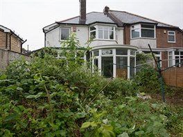 Čtyřiasedmdesátiletý muž koupil dům v anglickém hrabství West Midlands před...