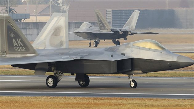 Jin Korea a USA zahjily masivn spolen leteck cvien.  Na snmku stroj F-22 Raptor (4. prosince 2017)