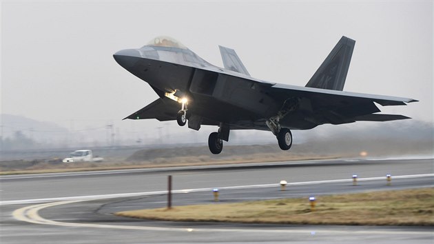 Jin Korea a USA zahjily masivn spolen leteck cvien.  Na snmku stroj F-22 Raptor (4. prosince 2017)