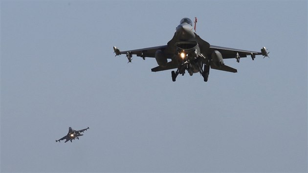 Jin Korea a USA zahjily masivn spolen leteck cvien.  Na snmku stroj F-16 (4. prosince 2017)