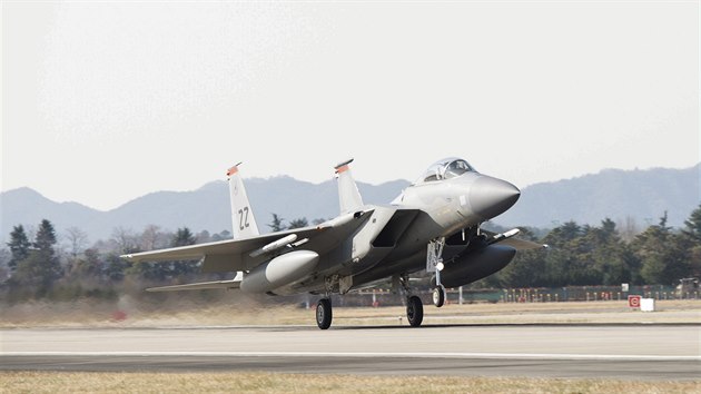 Jin Korea a USA zahjily masivn spolen leteck cvien.  Na snmku stroj F-15 (4. prosince 2017).