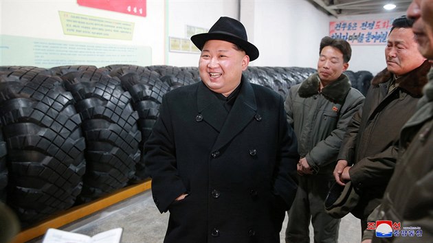 Severokorejsk vdce Kim ong-un na inspekci tovrny na pneumatiky v Pchjongjangu (3. prosince 2017)