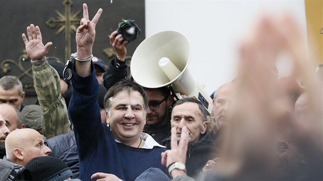 Michail Saakavili se svmi stoupenci, kte ho po zaten vysvobodili z policejnho auta (5. prosince 2017)