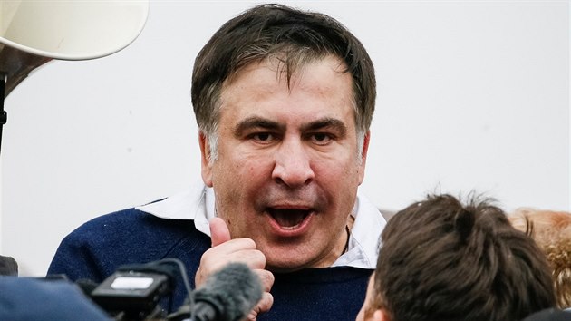 Michail Saakašvili po osvobození z policejního transportu hovoří ke svým příznivcům (5. prosince 2017)