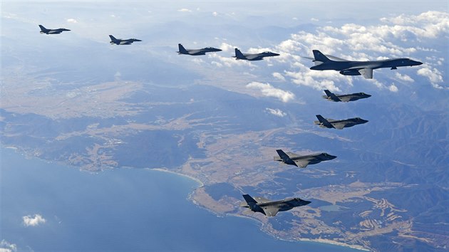 Nad zemm Jin Koreje peletl americk strategick bombardr B-1B. (6. prosince 2017)