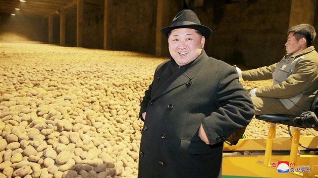 Severokorejsk vdce Kim ong-un na inspekci tovrny na bramborovou mouku v Pchjongjangu (6. prosince 2017)