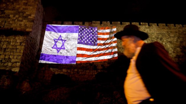 Americk a izraelsk vlajka v jeruzalmskm Starm mst (6. prosince 2017)